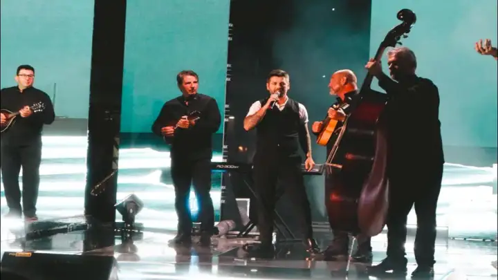 Glazbena večer u uvali Mavarčica: Mandoline, bend i ljetna atmosfera u Okrugu Gornjem