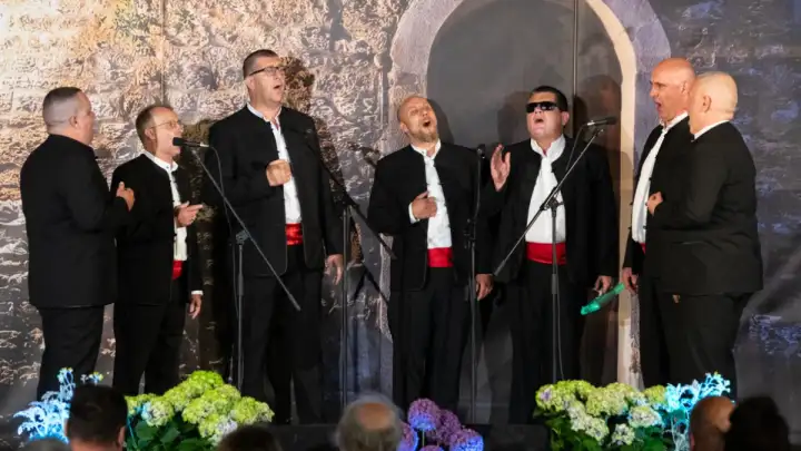 Prva večer odluke na Omiškom festivalu: Klapama Okruk i Liron najviše ocjene