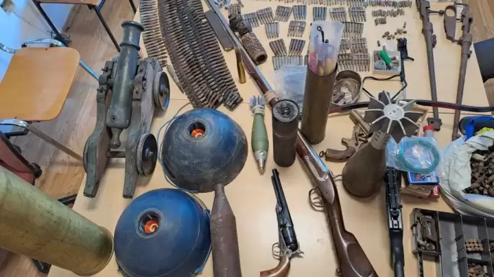 Policija kod 19-godišnjaka pronašla veliku količinu oružja, streljiva i pirotehničkih sredstava