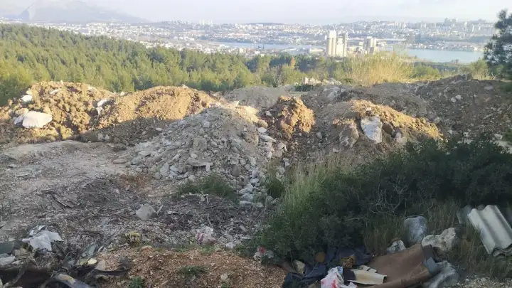 Ponovno se nelegalno odlaže građevinski otpad u blizini reciklažnog dvorišta u Sućurcu (FOTO)