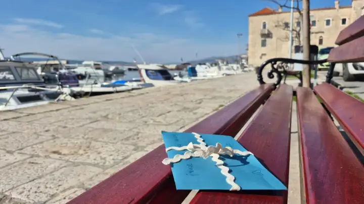 Pisma za prolaznice: Mala poetska iznenađenja razveselila Kaštelanke uoči Dana žena (FOTO)