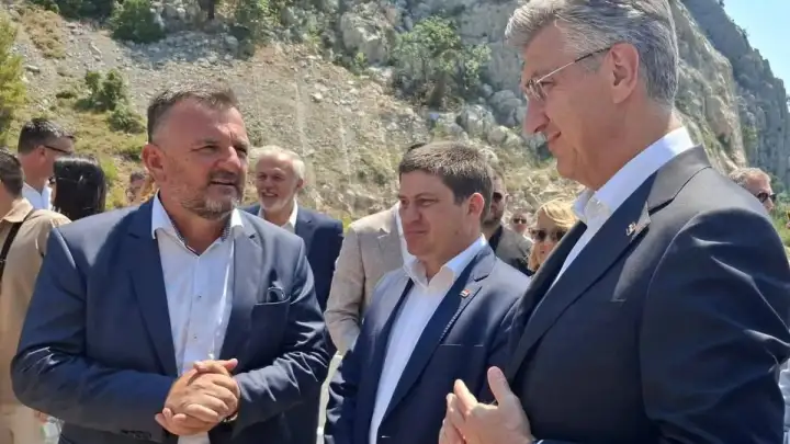 Plenković obišao novu prometnicu Sveta Nedjelja – Dubovica na Hvaru vrijednu 4,5 milijuna eura