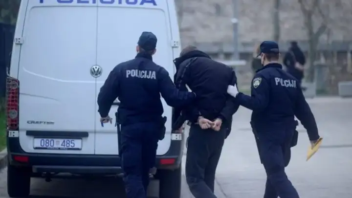 Pijani 32-godišnjak psovao policajce pa završio u lisicama