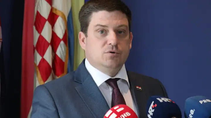Butković: Razmatramo uvođenje vinjeta za kamione na državnim cestama