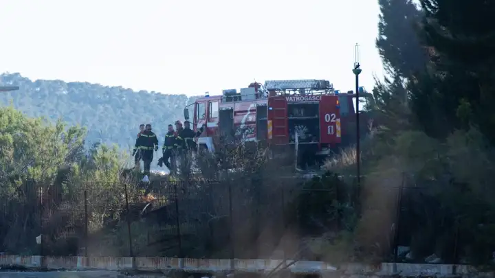 Ugašen požar na području bivšeg Jugovinila, gasilo ga 26 vatrogasaca