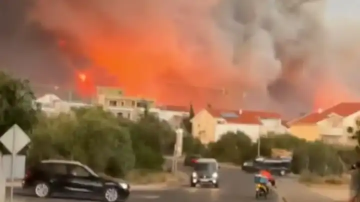 Veliki požar na Čiovu: vatra se približila kućama, četiri kanadera stižu u pomoć (VIDEO)