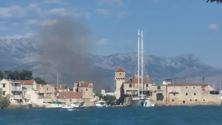 Gori na području bivšeg Jugovinila, na terenu sva tri vatrogasna društva (VIDEO)