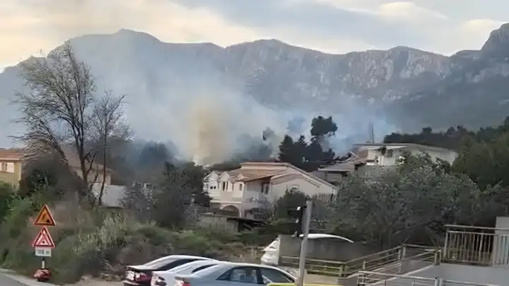 Na Umčinama izgorjelo 1000 m², u gašenju sudjelovalo 37 vatrogasaca