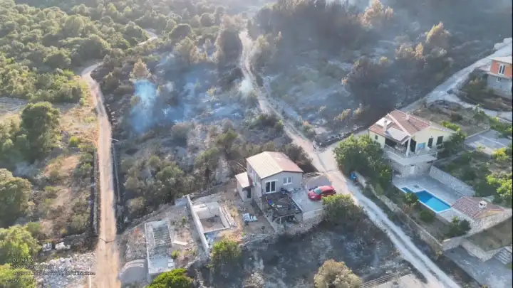 Požar kod Vinišća stavljen pod nadzor, izgorjelo oko 10 hektara raslinja (FOTO/ VIDEO)