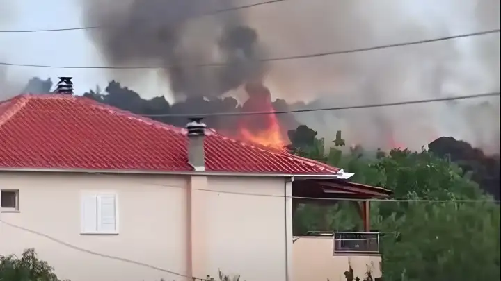 Vatra se ponovno približila kućama na Čiovu, u gašenju sudjeluju dva kanadera (VIDEO)