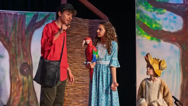 Premijera „Čudnovatih zgoda šegrta Hlapića“ Kaštelanskog dječjeg kazališta Škatula oduševila publiku