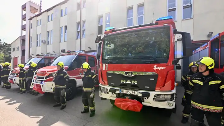 Hrvatskim vatrogascima predano 11 novih vozila za gašenje šumskih požara