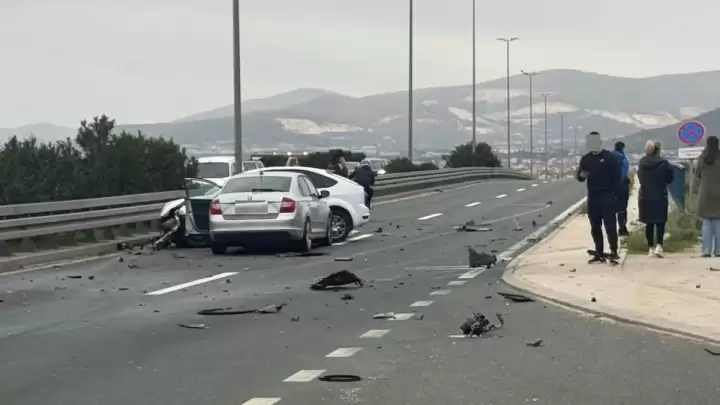 U Kambelovcu na magistrali sudarila se tri automobila, jedno završilo na krovu