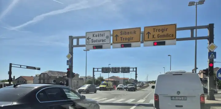 Prometna na križanju prije Vatrogasnog doma u Sućurcu, jedna osoba zatražila pomoć
