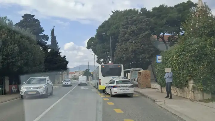 U Gomilici Prometova 37-ma naletjela na šipku: Razbijen je prozor, nema ozlijeđenih