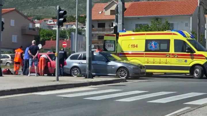Prometna na križanju prije Vatrogasnog doma u Sućurcu, jedna osoba zatražila pomoć