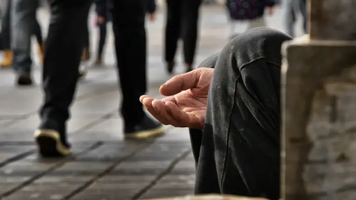 Petero osumnjičenih tjeralo dvojicu muškaraca na prosjačenje