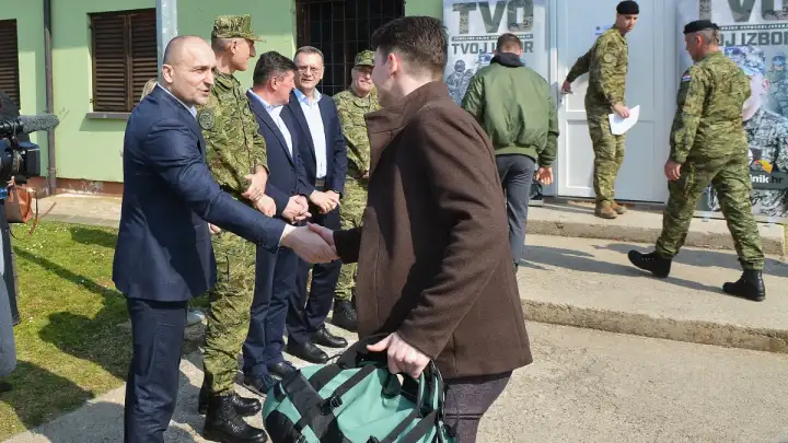 Vratio se vojni rok: Prvih 800 ročnika ušlo u vojarne
