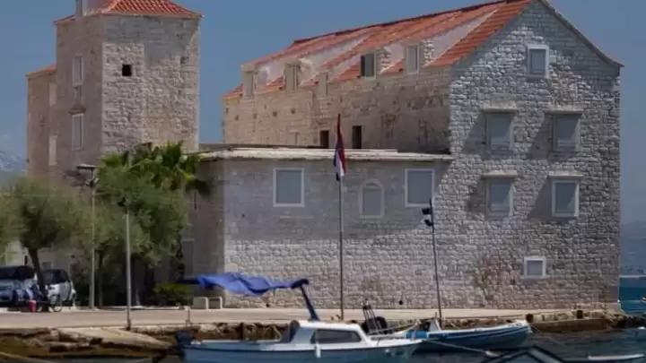 I dok cijela obala trpi posljedcie nevremena, kaštel Rotondo ostao netaknut (VIDEO)