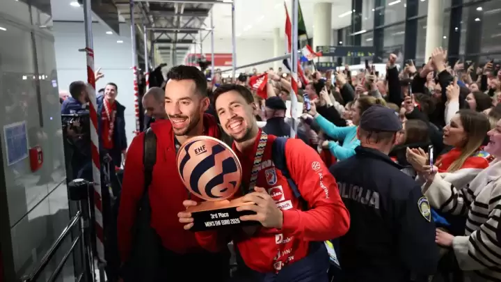 Rukometaši se vratili u Hrvatsku, na aerodromu ih dočekali navijači