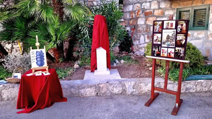 Emotivna počast na Drveniku Velom: Šime Vulas dobio spomenik na rodnom otoku