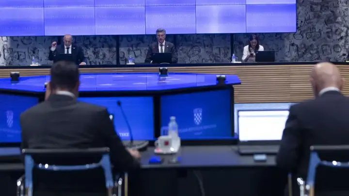 VLADA Nastavljaju se financirati udžbenici, prijevoz i prehrana za učenike