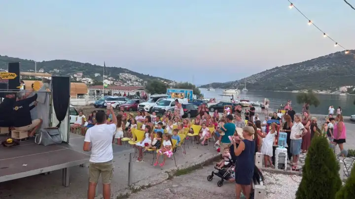 Lutkarska predstava "Slon Bon Ton" oduševila mališane u Vinišću
