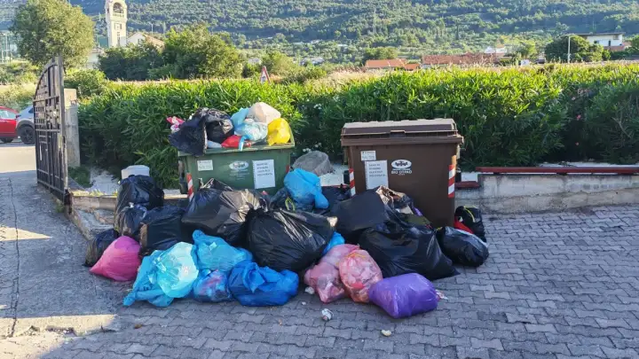U Radunu kontejnere s parkirališta netko prebacio na ulazu u groblje, stvorila se hrpa smeća