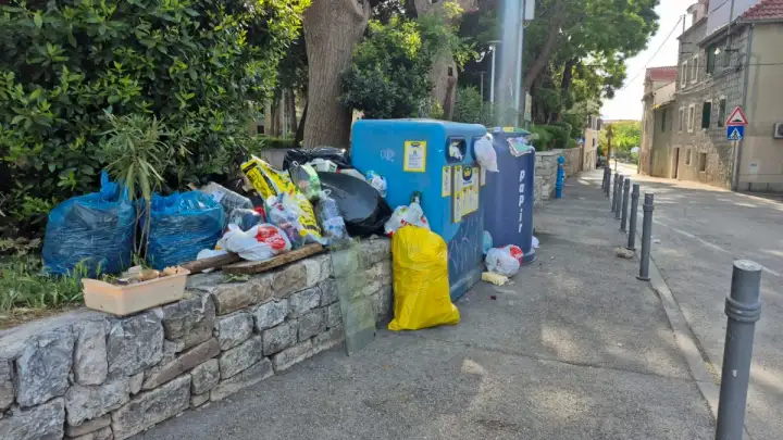 FOTOKRITIKA Izgovora nema: Uz brojne besplatne opcije, otpad i dalje završava pored kontejnera