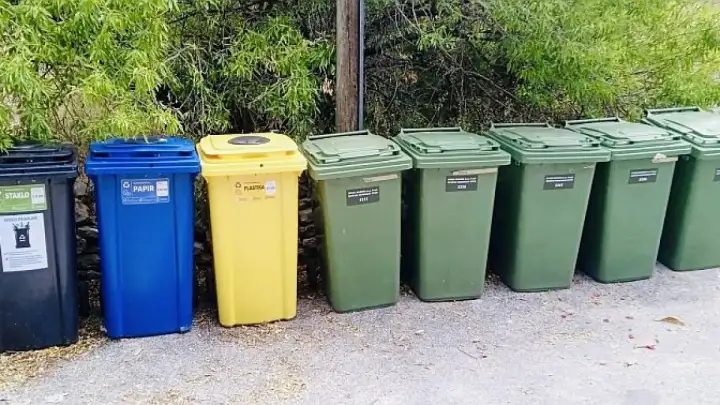 NA DRVENIKU VELIKOM ZAPOČELO ODVOJENO PRIKUPLJANJE PAPIRA, PLASTIKE I STAKLA
