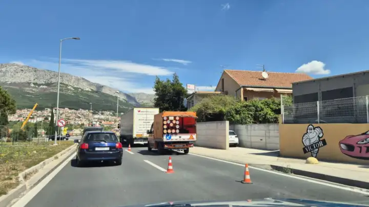 Gužva na izlazu iz Splita prema Solinu, kamion u kvaru