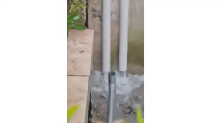 S krova kina sv. Juraj za vrijeme kiše cijev s oborinskom poplavi ulicu (VIDEO)