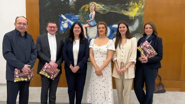 Kaštelanska vizionarka u Vječnom gradu: Sunčica Perišin otvara „Proročište“ u palači Palazzo Valentini