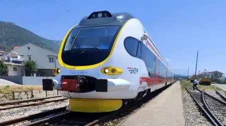 Vlak iz Kaštel Starog za Split redovito kasni: Jedna garnitura u zaleđu