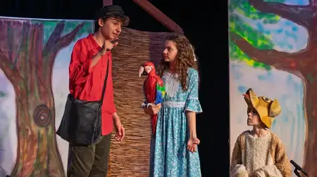 Premijera „Čudnovatih zgoda šegrta Hlapića“ Kaštelanskog dječjeg kazališta Škatula oduševila publiku