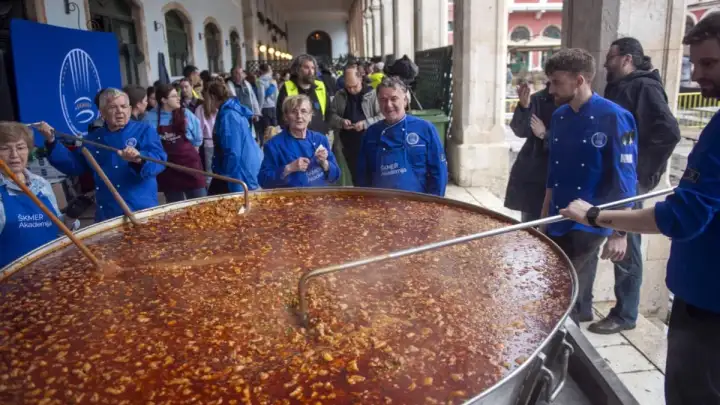 Mirisi tradicije za blagdan sv. Dujma: Janjetina s bižima oduševila Splićane i goste
