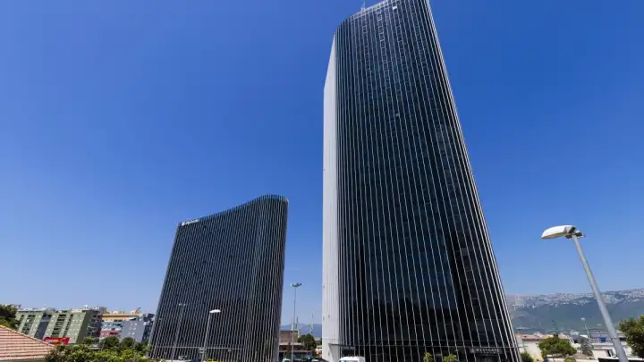 Muškarac s padobranom skočio s Dalmatia Towera u Splitu, nitko nije ozlijeđen