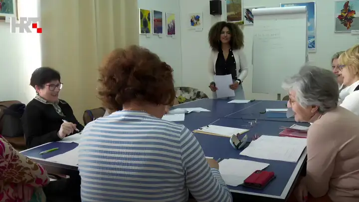 U Splitu mladi volonteri podučavaju umirovljenike stranim jezicima