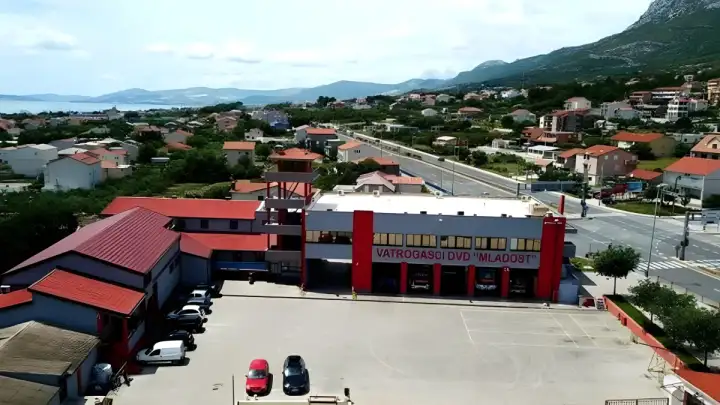 Vatrogasci intervenirali u Sućurcu zbog požara instalacija u kući