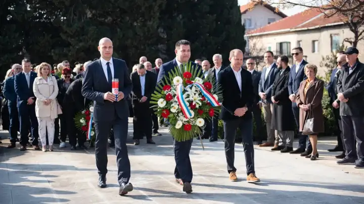 Povodom Dana grada: Položeni vijenci i upaljene svijeće sa sjećanjem na prvog predsjednika i poginule branitelje